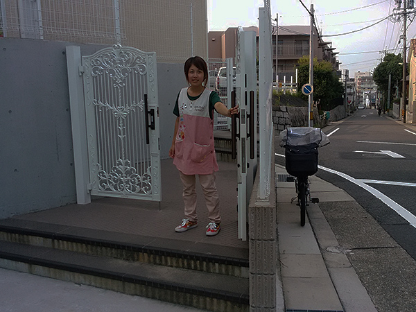 門を閉める様子