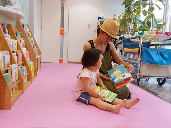 親子で絵本を読む姿