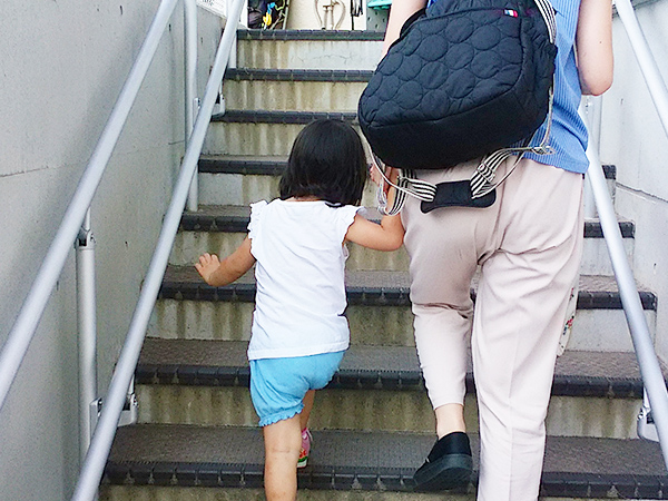 親子で階段を上る