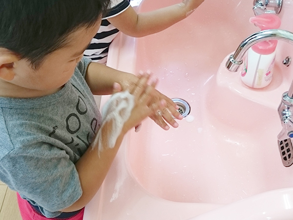 手を洗っている様子