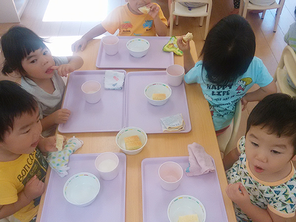 おやつを食べている様子