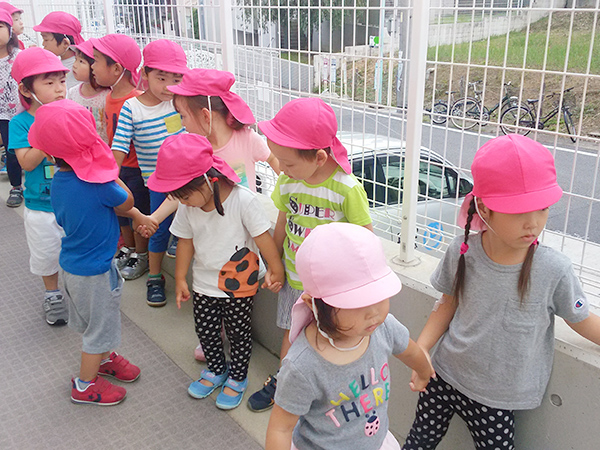 お散歩へ行く様子